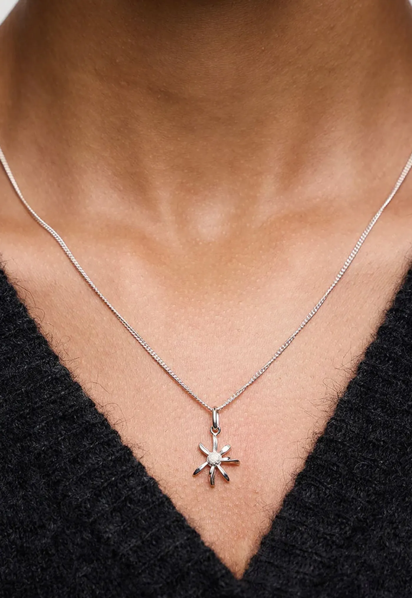 daisy_charm_necklace_1.webp Fashion Daisy Charm Necklace Women Jewellery | Jewellery