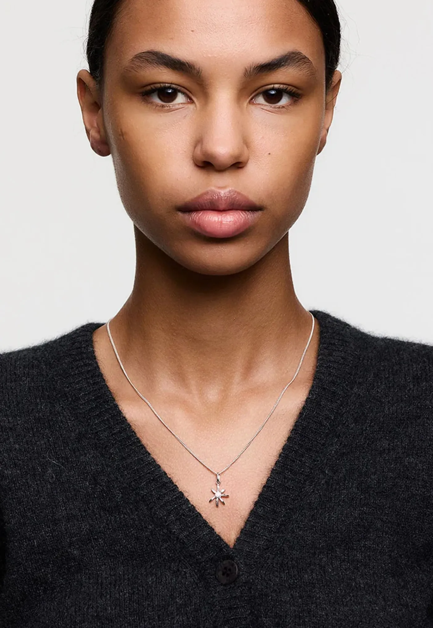 daisy_charm_necklace_2.webp Fashion Daisy Charm Necklace Women Jewellery | Jewellery