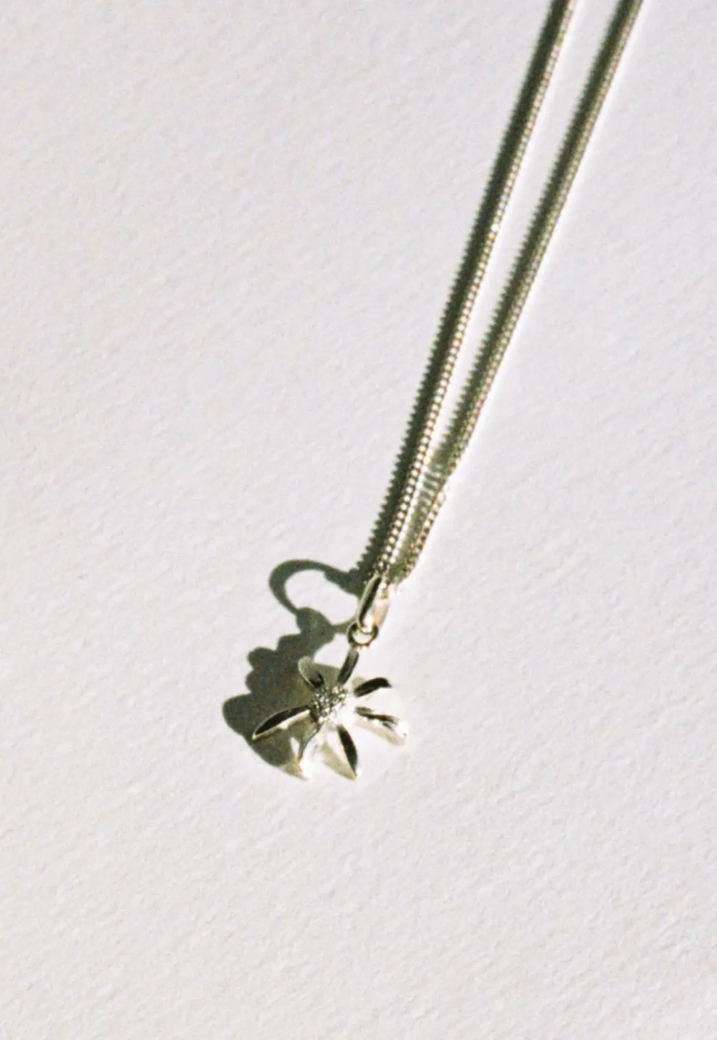 daisy_charm_necklace_3.webp Fashion Daisy Charm Necklace Women Jewellery | Jewellery
